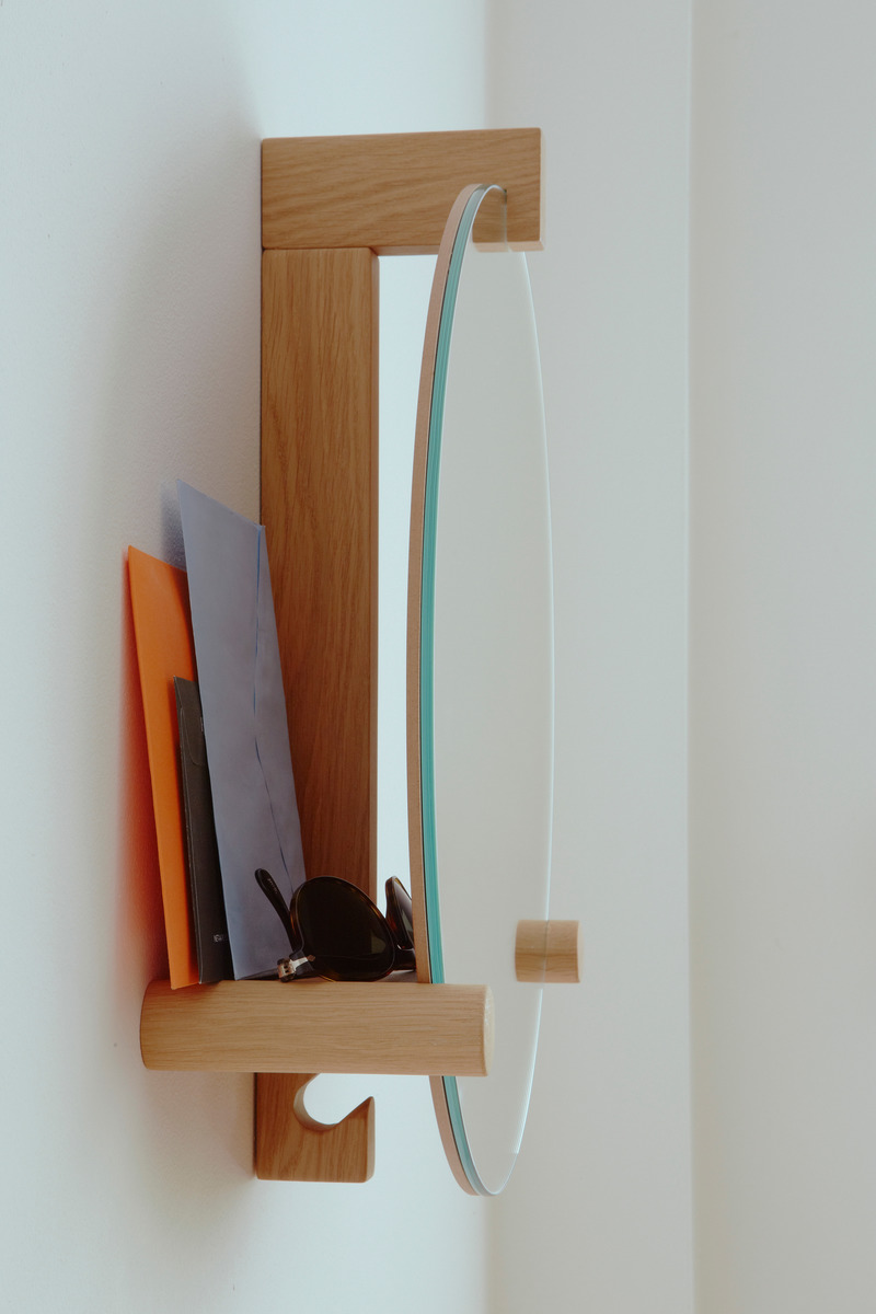 Dossier de presse | 4232-16 - Communiqué de presse | Zilio A&C’s Intelligent, Refined, and Sustainable Design Offers Perfect Ideas for the Upcoming Holidays - Zilio A&C - Produit -  JUNE, wall-mounted mirror by Simon Kämpfer  - Crédit photo : Credits Yuki Sugiura