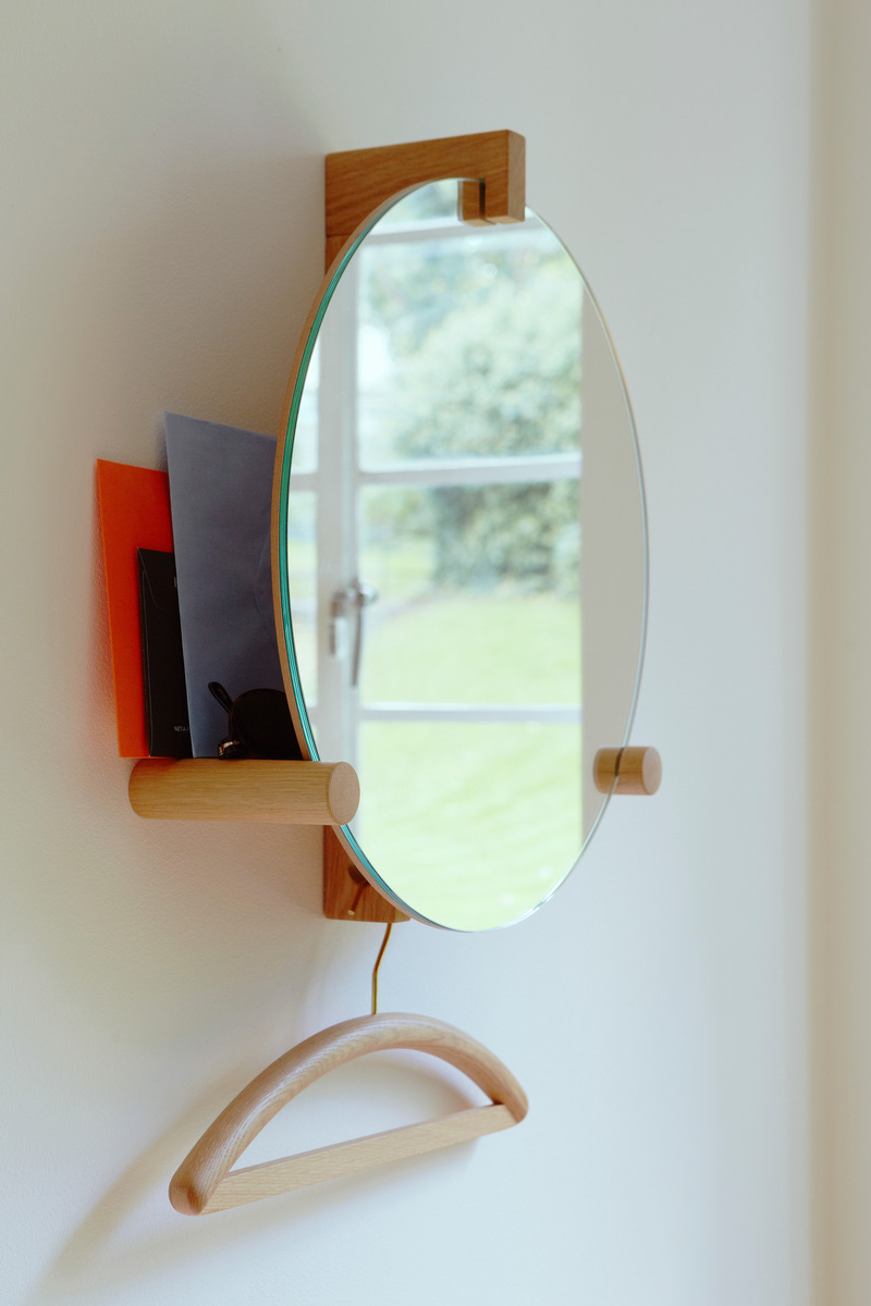 Dossier de presse | 4232-16 - Communiqué de presse | Zilio A&C’s Intelligent, Refined, and Sustainable Design Offers Perfect Ideas for the Upcoming Holidays - Zilio A&C - Produit -  JUNE, wall-mounted mirror by Simon Kämpfer  - Crédit photo : Credits Yuki Sugiura