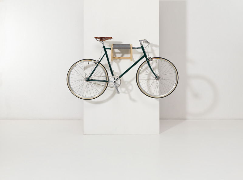 Dossier de presse | 4232-16 - Communiqué de presse | Zilio A&C’s Intelligent, Refined, and Sustainable Design Offers Perfect Ideas for the Upcoming Holidays - Zilio A&C - Produit -  		 	 	 		 			 				 					 						<p>RENÉ, bike rack by Tomoko Azumi </p> - Crédit photo : Courtesy Zilio A&amp;C