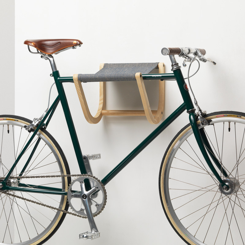 Dossier de presse | 4232-16 - Communiqué de presse | Zilio A&C’s Intelligent, Refined, and Sustainable Design Offers Perfect Ideas for the Upcoming Holidays - Zilio A&C - Produit - RENÉ, bike rack by Tomoko Azumi - Crédit photo : Courtesy Zilio A&amp;C
