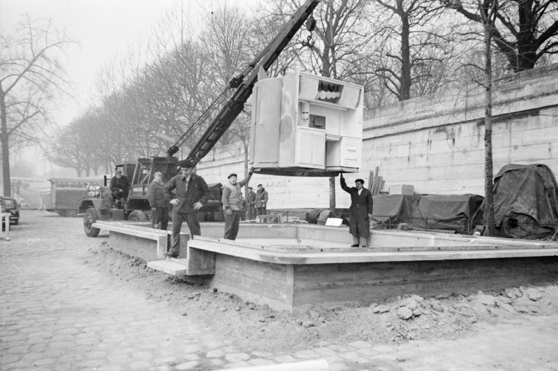 Dossier de presse | 748-45 - Communiqué de presse | Regard historique sur l’impact de la préfabrication dans l’architecture au Centre de design de l’UQAM - Centre de design de l'UQAM - Architecture institutionnelle - <p class="">Maison des jours meilleurs. Maison prototype avec noyau central sur socle en béton. </p><p class="">Jean Prouvé (1956)</p> - Crédit photo : <p class="">© CNAC/MNAM, Dist. RMN-Grand Palais / Art Resource, NY</p>