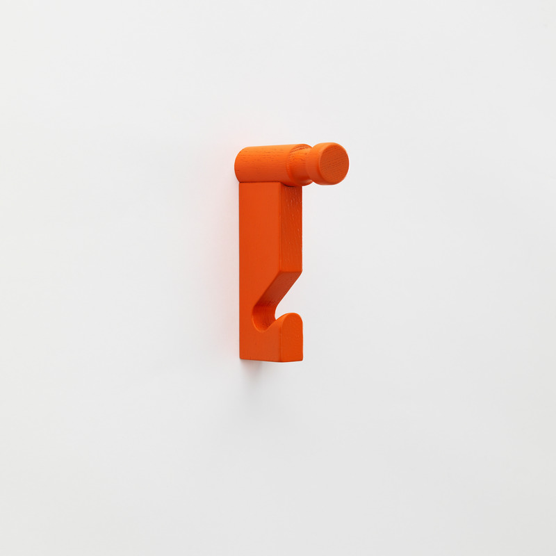 Dossier de presse | 4232-16 - Communiqué de presse | Zilio A&C’s Intelligent, Refined, and Sustainable Design Offers Perfect Ideas for the Upcoming Holidays - Zilio A&C - Produit - FRANK, coat racks by Simon Kämpfer - Crédit photo : Credits Matevz-Paternoster