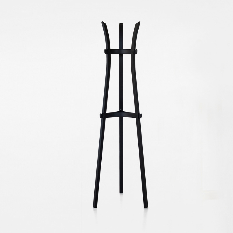 Dossier de presse | 4232-16 - Communiqué de presse | Zilio A&C’s Intelligent, Refined, and Sustainable Design Offers Perfect Ideas for the Upcoming Holidays - Zilio A&C - Produit - LEEK, coat rack by Studio Mentsen - Crédit photo : Courtesy Zilio A&amp;C
