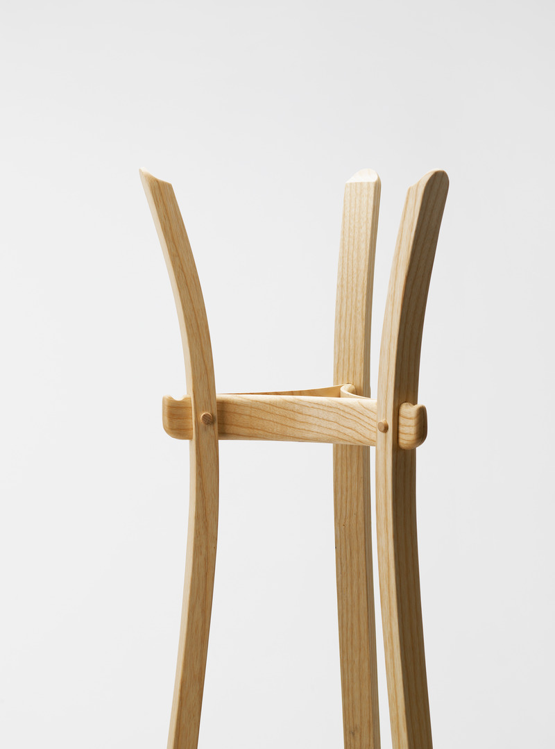 Dossier de presse | 4232-16 - Communiqué de presse | Zilio A&C’s Intelligent, Refined, and Sustainable Design Offers Perfect Ideas for the Upcoming Holidays - Zilio A&C - Produit - LEEK, coat rack by Studio Mentsen - Crédit photo : Courtesy Zilio A&amp;C