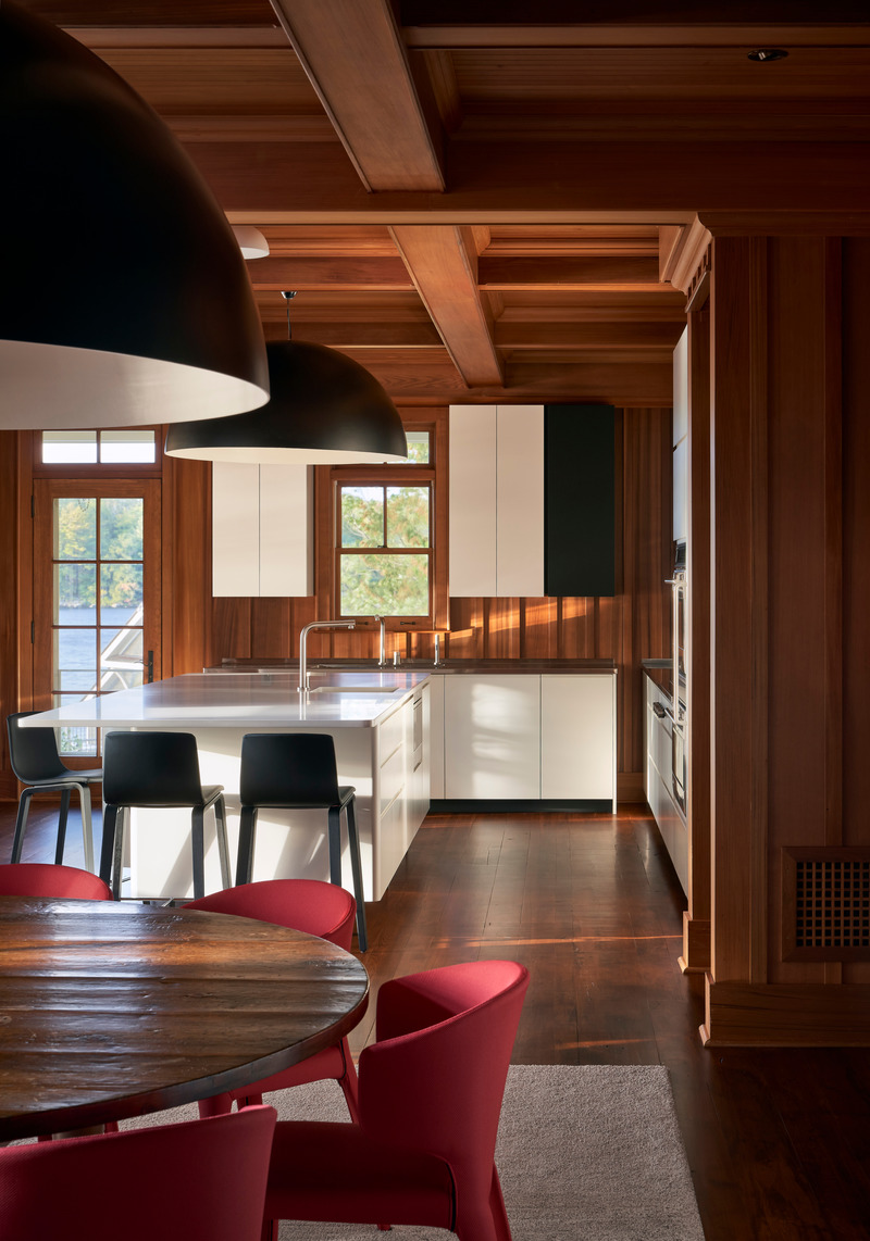 Dossier de presse | 2942-03 - Communiqué de presse | Muskoka Cottage - Reigo & Bauer - Design d’intérieur résidentiel - <p>  Dining Room &amp; Kitchen</p><p><br></p><p>- Hola 367 chair Cassina<br>- Avico suspension lamp Fontana Arte<br>- Custom kitchen by Reigo &amp; Bauer with Renca + Heilimo<br> </p> - Crédit photo : Doublespace Photography
