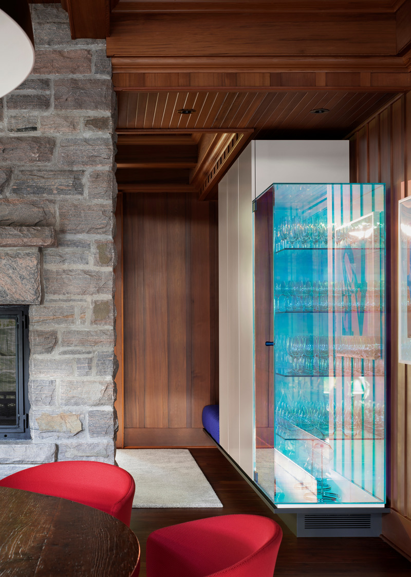Dossier de presse | 2942-03 - Communiqué de presse | Muskoka Cottage - Reigo & Bauer - Design d’intérieur résidentiel - <p style="">  Dichroic Glass Cabinet</p><p style=""><br></p><p style="">- Custom Entry millwork by Reigo &amp; Bauer<br>- Custom UV bonded dichroic glass display case by Reigo &amp; Bauer<br>- Hola 367 chair Cassina<br> </p> - Crédit photo :  Doublespace Photography