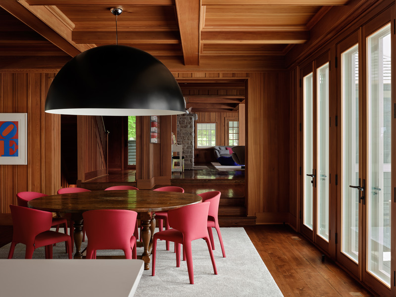 Dossier de presse | 2942-03 - Communiqué de presse | Muskoka Cottage - Reigo & Bauer - Design d’intérieur résidentiel - <p style=""> Dining Room</p><p style=""><br></p><p style="">- Hola 367 chair Cassina<br>- Avico suspension lamp Fontana Arte<br>- Object Carpet custom rug by Are &amp; Be<br> </p> - Crédit photo : Doublespace Photography