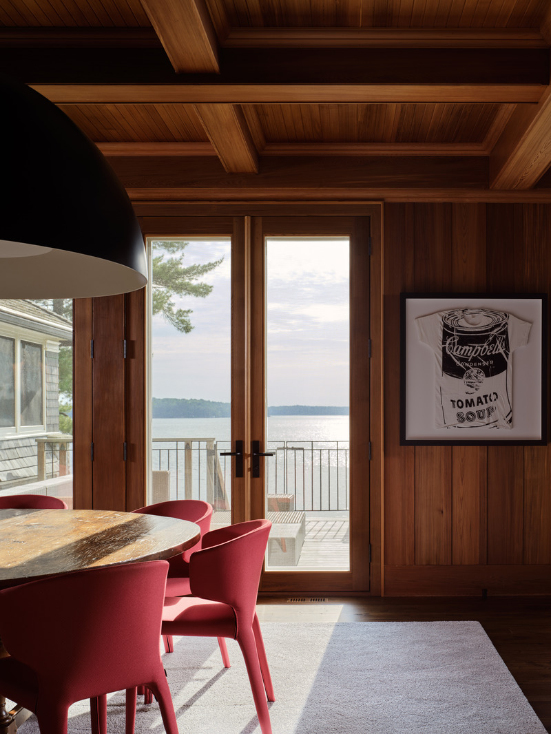 Dossier de presse | 2942-03 - Communiqué de presse | Muskoka Cottage - Reigo & Bauer - Design d’intérieur résidentiel - <p style=""> Dining Room Detail</p><p style=""><br></p><p style="">- Hola 367 chair Cassina<br>- Avico suspension lamp Fontana Arte<br>- Object Carpet custom rug by Are &amp; Be </p> - Crédit photo : Doublespace Photography