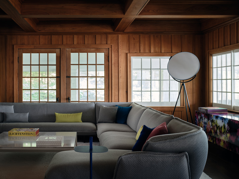 Dossier de presse | 2942-03 - Communiqué de presse | Muskoka Cottage - Reigo & Bauer - Design d’intérieur résidentiel - <p style=""> Living Room Detail</p><p style=""><br></p><p style="">- Beam sofa by Patricia Urquiola for Cassina<br>- Yale table by Jean-Marie Massaud for MDF Italia<br>- Dreams buffet cabinet by Cristian Zuzunaga for BD Barcelona<br>- Superloon floor lamp by Jasper Morison for Flos<br>- Object Carpet custom rug by Are &amp; Be<br> </p> - Crédit photo : Doublespace Photography