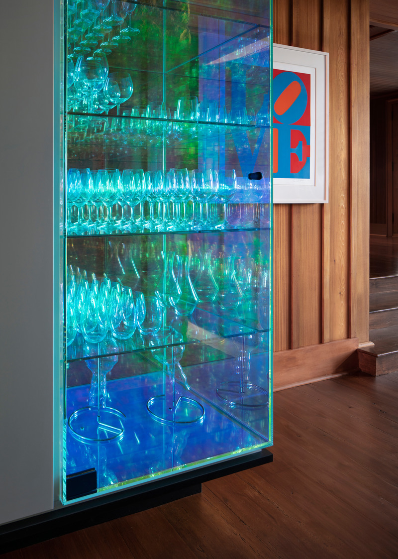 Dossier de presse | 2942-03 - Communiqué de presse | Muskoka Cottage - Reigo & Bauer - Design d’intérieur résidentiel - <p style=""> Dichroic Glass Cabinet Detail</p><p style=""><br></p><p style="">- Custom Entry millwork by Reigo &amp; Bauer<br>- Custom UV bonded dichroic glass display case by Reigo &amp; Bauer<br>- Hola 367 chair Cassina<br> </p> - Crédit photo : Doublespace Photography
