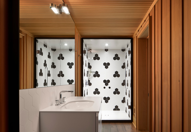 Dossier de presse | 2942-03 - Communiqué de presse | Muskoka Cottage - Reigo & Bauer - Design d’intérieur résidentiel - Guest Bathroom - Crédit photo : Doublespace Photography