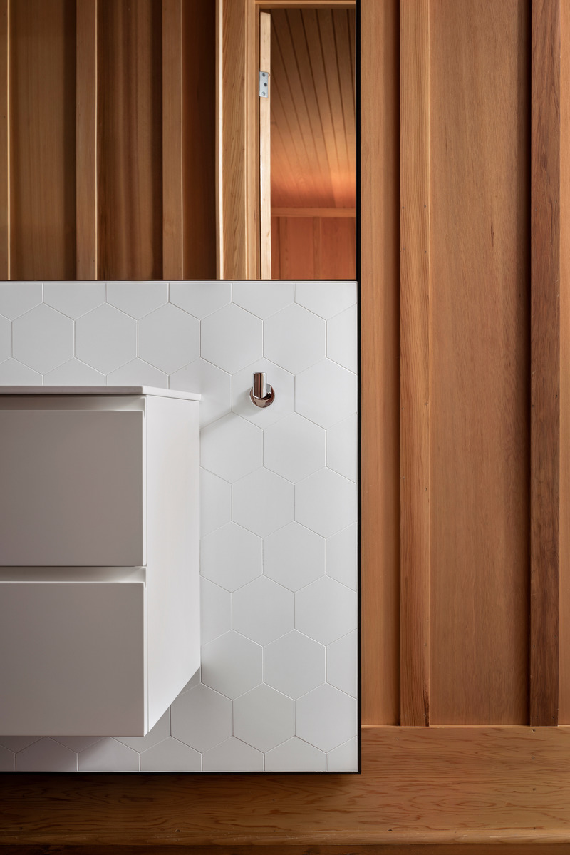 Dossier de presse | 2942-03 - Communiqué de presse | Muskoka Cottage - Reigo & Bauer - Design d’intérieur résidentiel - Guest Vanity Detail<br> - Crédit photo : Doublespace Photography