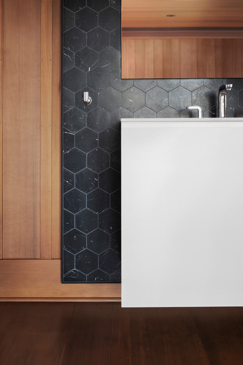 Dossier de presse | 2942-03 - Communiqué de presse | Muskoka Cottage - Reigo & Bauer - Design d’intérieur résidentiel - Master Vanity Detail<br> - Crédit photo : Doublespace Photography