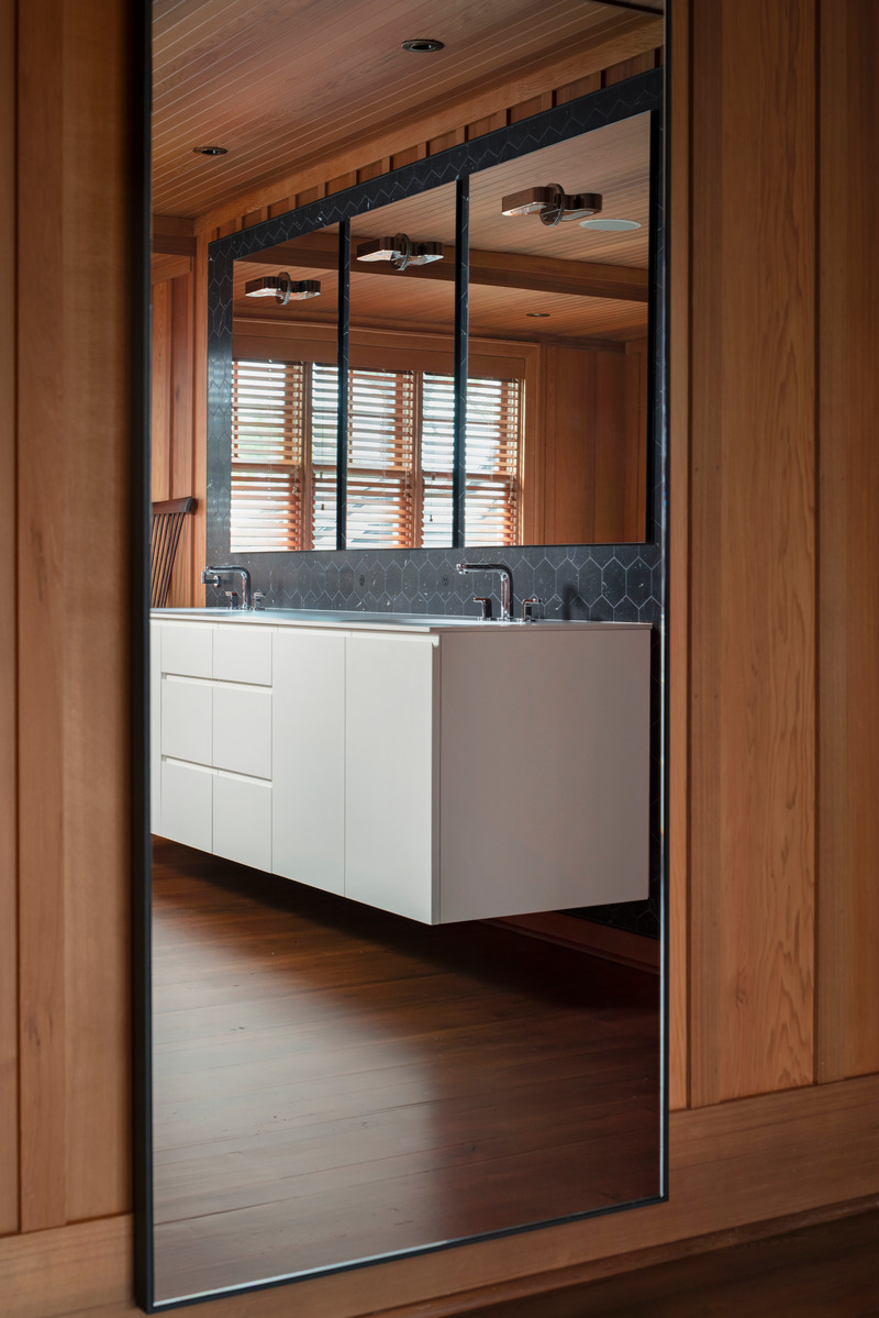 Dossier de presse | 2942-03 - Communiqué de presse | Muskoka Cottage - Reigo & Bauer - Design d’intérieur résidentiel - Master Vanity<br> - Crédit photo : Doublespace Photography