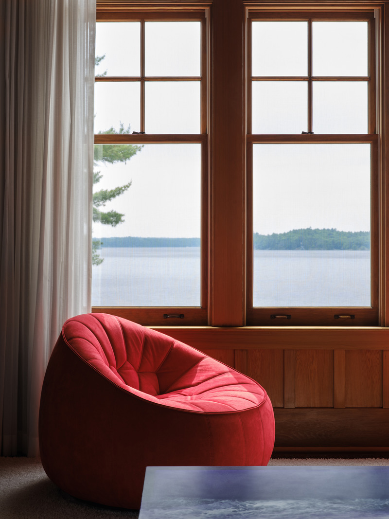 Dossier de presse | 2942-03 - Communiqué de presse | Muskoka Cottage - Reigo & Bauer - Design d’intérieur résidentiel - Master Bedroom Detail - Crédit photo :  Doublespace Photography 