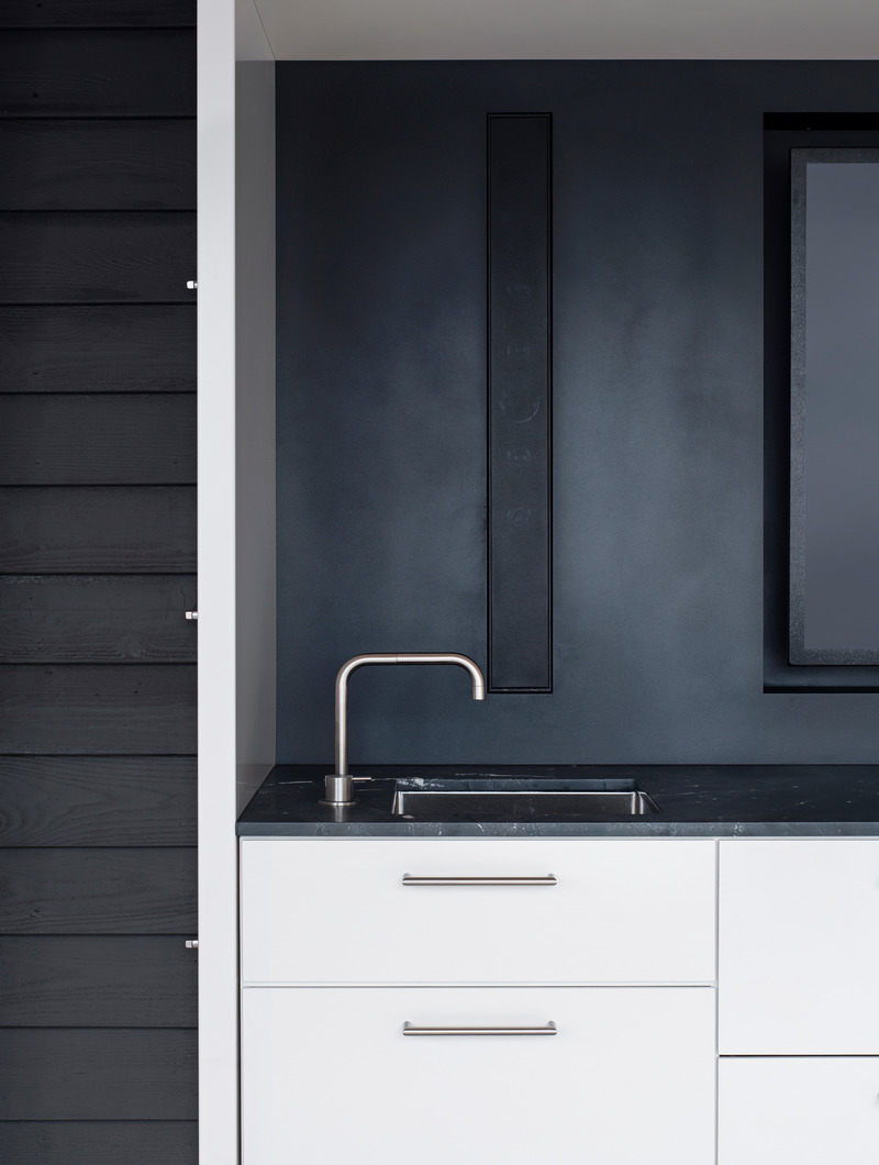 Dossier de presse | 2942-03 - Communiqué de presse | Muskoka Cottage - Reigo & Bauer - Design d’intérieur résidentiel - Dock Bar Detail<br> - Crédit photo : Doublespace Photography