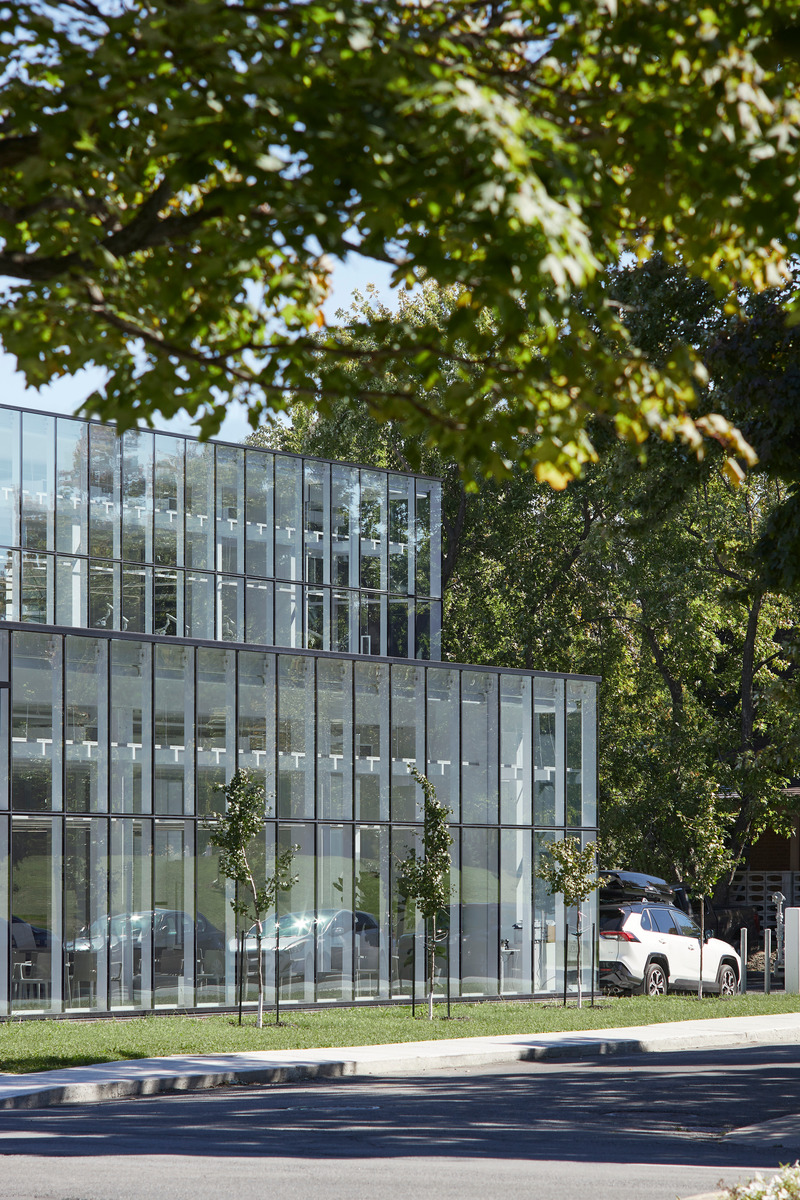 Dossier de presse | 1010-17 - Communiqué de presse | Clinique dentaireSt-Charles - Studio Jean Verville architectes - Architecture commerciale - Crédit photo : Maxime Brouillet