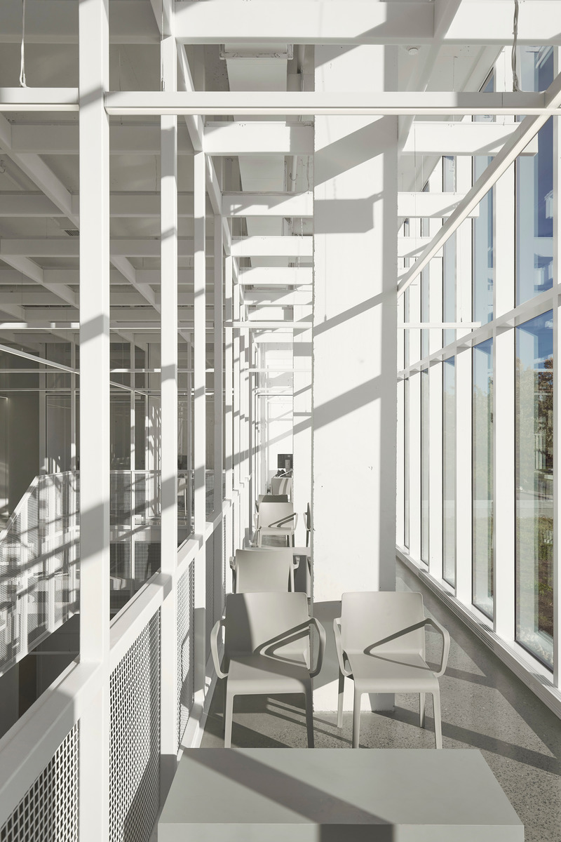 Dossier de presse | 1010-17 - Communiqué de presse | Clinique dentaireSt-Charles - Studio Jean Verville architectes - Architecture commerciale - Crédit photo : Maxime Brouillet