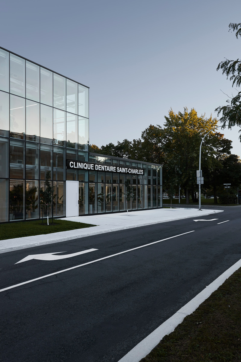 Dossier de presse | 1010-17 - Communiqué de presse | Clinique dentaireSt-Charles - Studio Jean Verville architectes - Architecture commerciale - Crédit photo : Maxime Brouillet