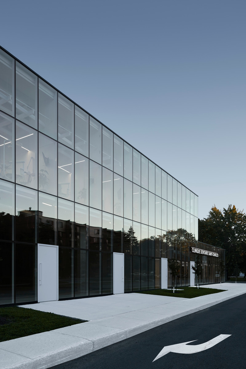 Dossier de presse | 1010-17 - Communiqué de presse | Clinique dentaireSt-Charles - Studio Jean Verville architectes - Architecture commerciale - Crédit photo : Maxime Brouillet