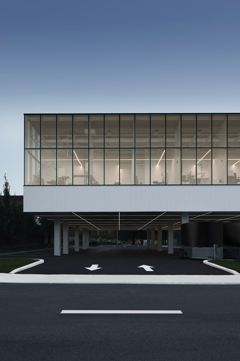 Dossier de presse | 1010-17 - Communiqué de presse | Clinique dentaireSt-Charles - Studio Jean Verville architectes - Architecture commerciale - Crédit photo : Maxime Brouillet