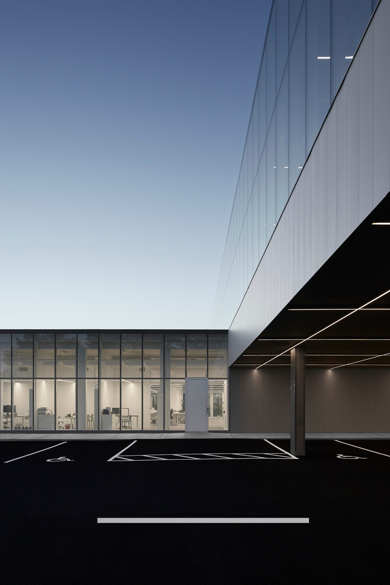 Dossier de presse | 1010-17 - Communiqué de presse | Clinique dentaireSt-Charles - Studio Jean Verville architectes - Architecture commerciale - Crédit photo : Maxime Brouillet
