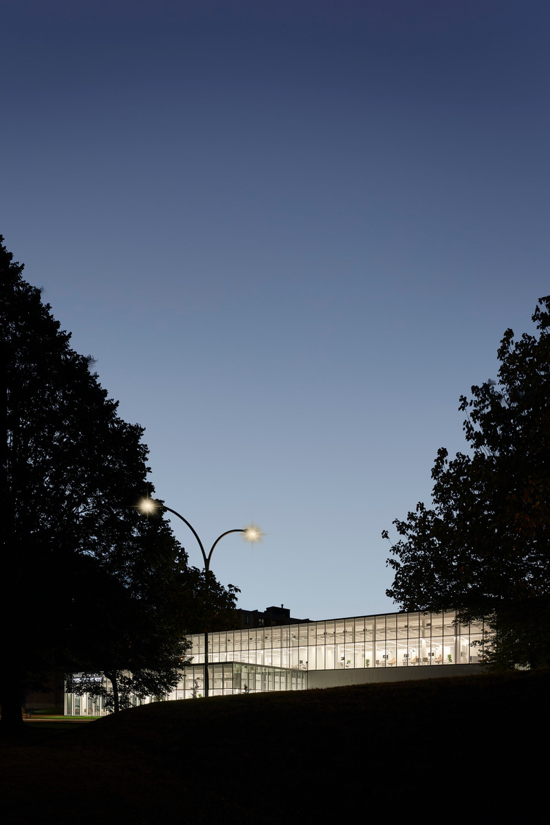 Dossier de presse | 1010-17 - Communiqué de presse | Clinique dentaireSt-Charles - Studio Jean Verville architectes - Architecture commerciale - Crédit photo : Maxime Brouillet