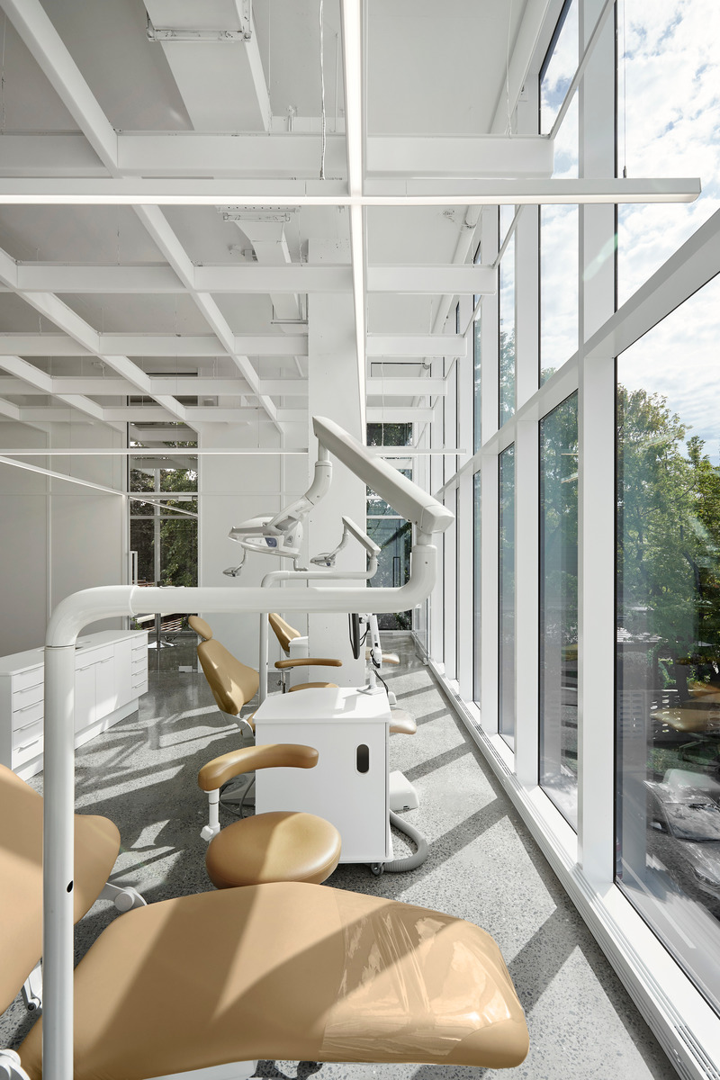 Dossier de presse | 1010-17 - Communiqué de presse | Clinique dentaireSt-Charles - Studio Jean Verville architectes - Architecture commerciale - Crédit photo : Maxime Brouillet