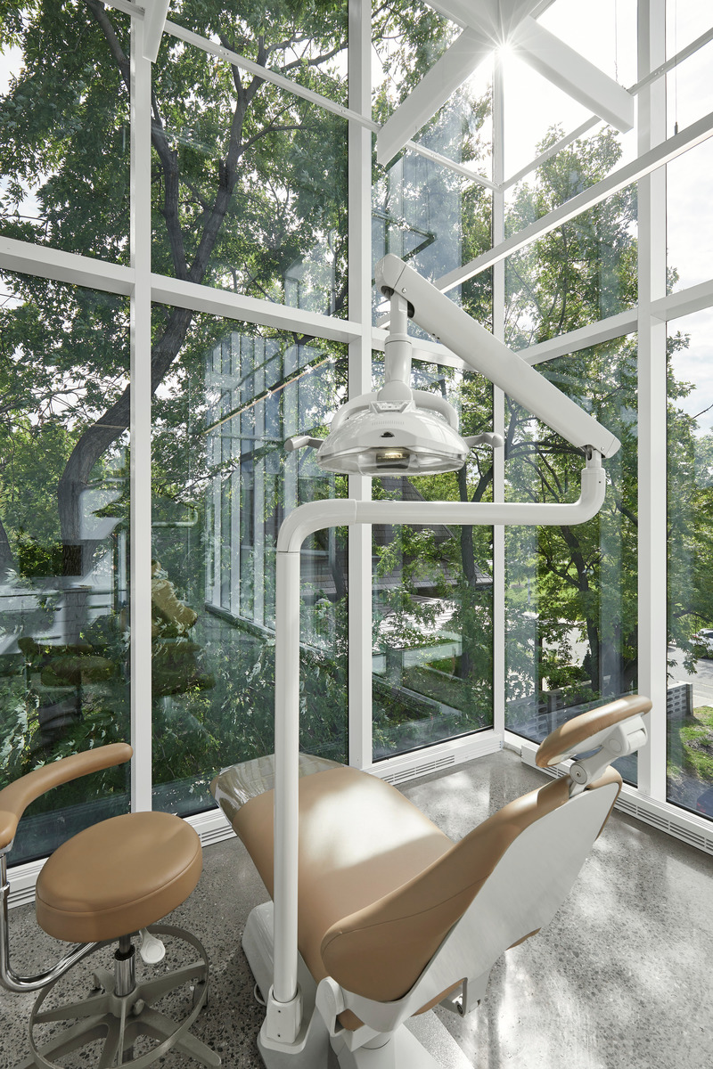 Dossier de presse | 1010-17 - Communiqué de presse | Clinique dentaireSt-Charles - Studio Jean Verville architectes - Architecture commerciale - Crédit photo : Maxime Brouillet