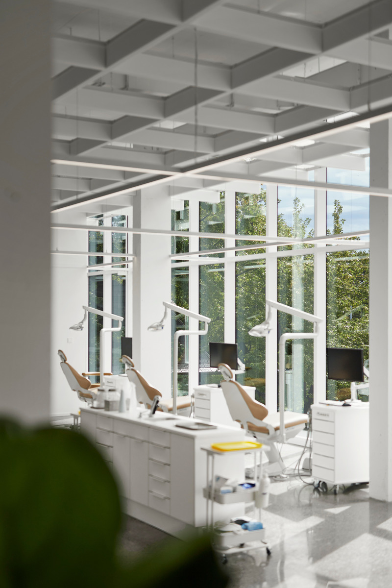 Dossier de presse | 1010-17 - Communiqué de presse | Clinique dentaireSt-Charles - Studio Jean Verville architectes - Architecture commerciale - Crédit photo : Maxime Brouillet