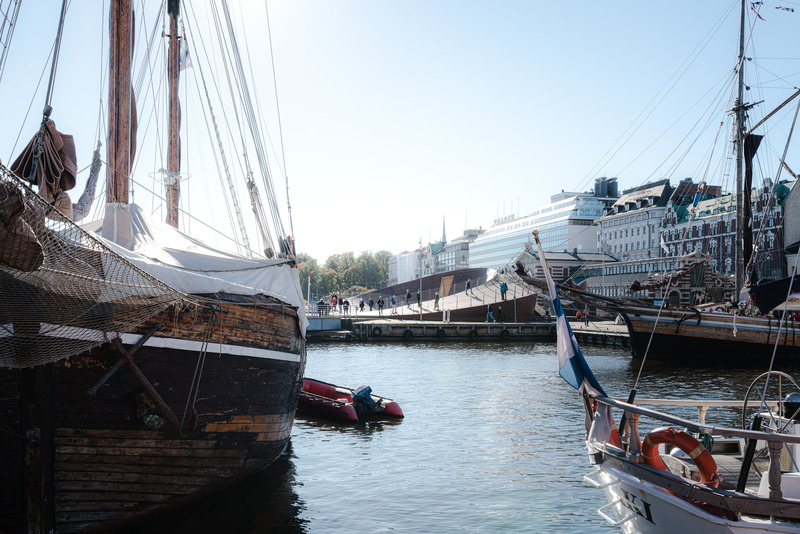 Press kit | 4064-01 - Press release | The Helsinki Biennial Pavilion Wins the Architecture MasterPrize 2022 - Verstas Architects - Urban Design - The Helsinki Biennial Pavilion, view between boats - Photo credit: Pyry Kantonen