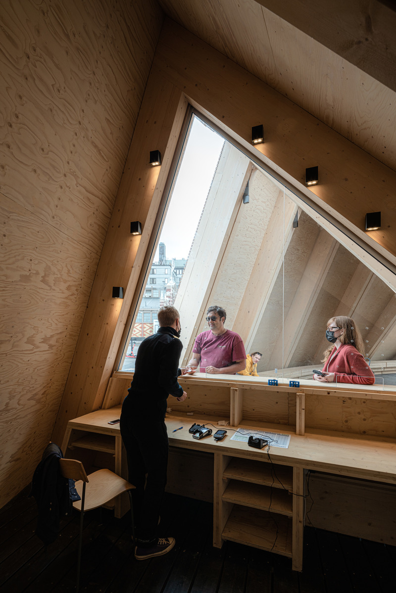 Press kit | 4064-01 - Press release | The Helsinki Biennial Pavilion Wins the Architecture MasterPrize 2022 - Verstas Architects - Urban Design - The Helsinki Biennial Pavilion, the ticket sales - Photo credit: Pyry Kantonen