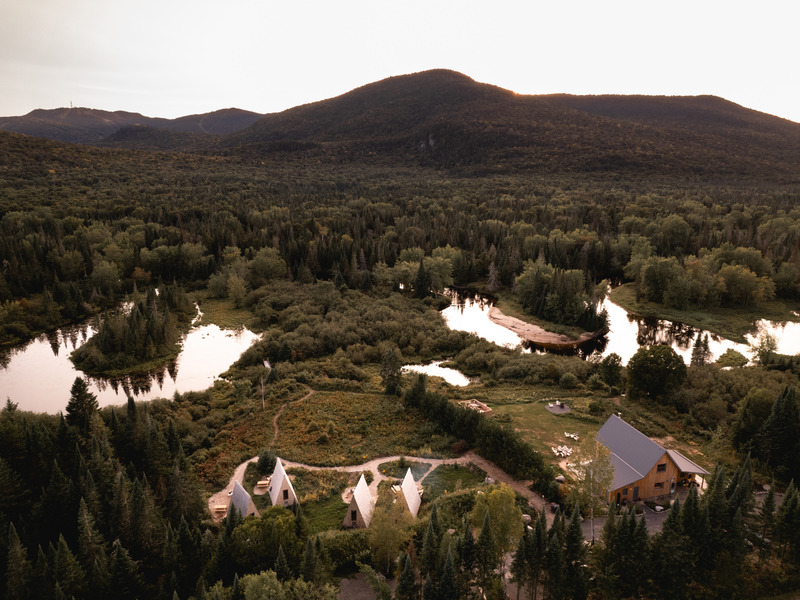 Press kit | 1685-05 - Press release | Farouche Tremblant - Atelier L'Abri - Commercial Architecture - Farouche Tremblant and the Devil's river - Photo credit: Raphaël Thibodeau