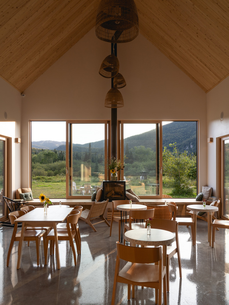 Press kit | 1685-05 - Press release | Farouche Tremblant - Atelier L'Abri - Commercial Architecture - café-bar - Photo credit: Raphaël Thibodeau