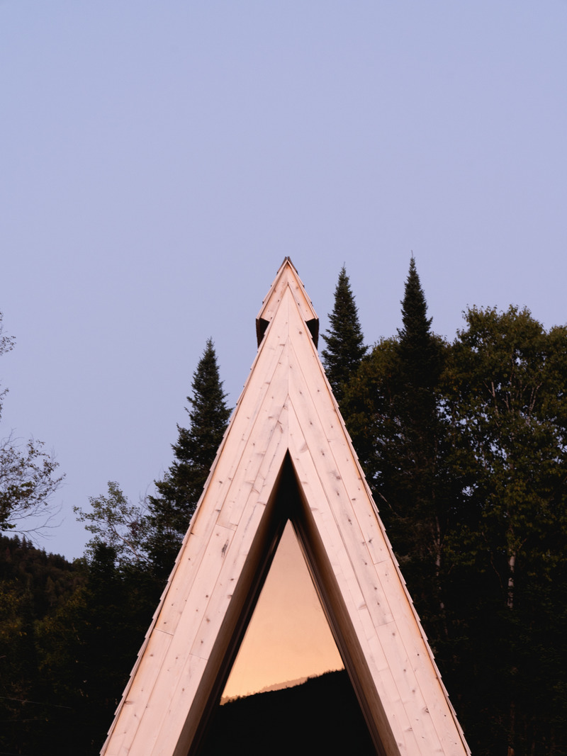 Press kit | 1685-05 - Press release | Farouche Tremblant - Atelier L'Abri - Commercial Architecture - cabin - Photo credit: Raphaël Thibodeau