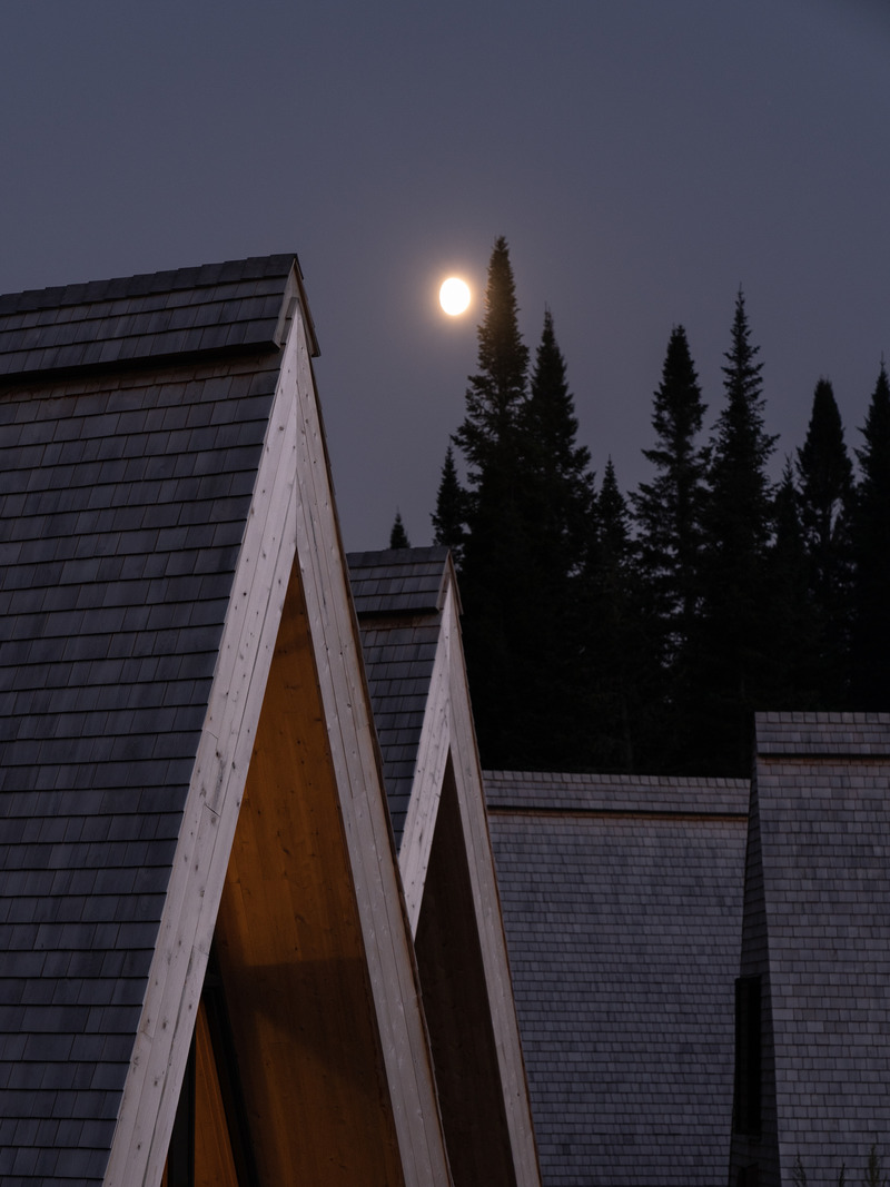 Press kit | 1685-05 - Press release | Farouche Tremblant - Atelier L'Abri - Commercial Architecture - cabins - Photo credit: Raphaël Thibodeau
