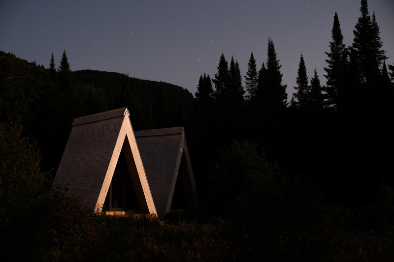 Press kit | 1685-05 - Press release | Farouche Tremblant - Atelier L'Abri - Commercial Architecture - cabins - Photo credit: Raphaël Thibodeau