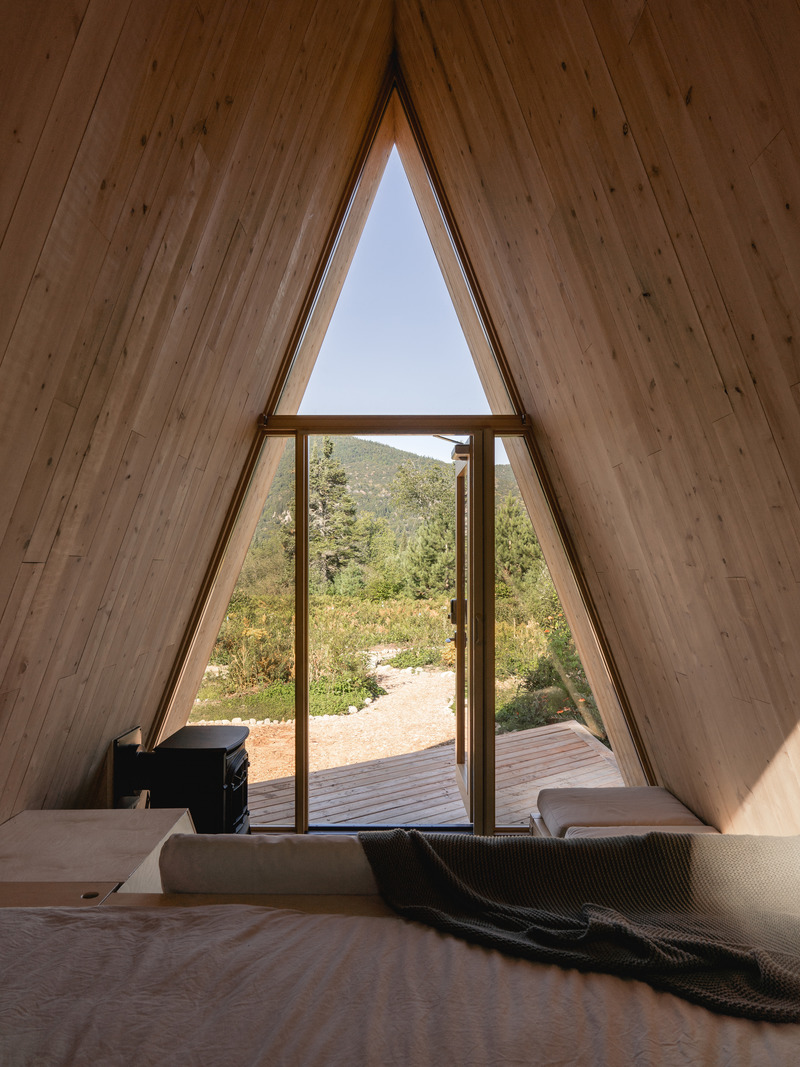 Press kit | 1685-05 - Press release | Farouche Tremblant - Atelier L'Abri - Commercial Architecture - cabin - Photo credit: Raphaël Thibodeau