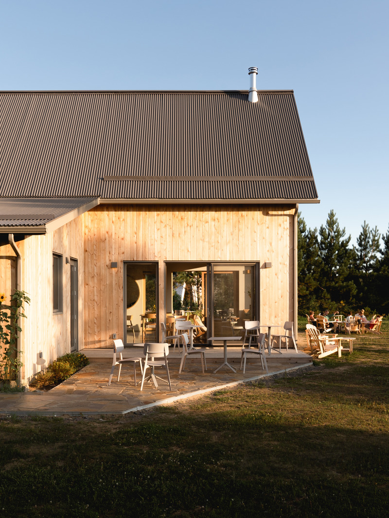 Press kit | 1685-05 - Press release | Farouche Tremblant - Atelier L'Abri - Commercial Architecture - café-bar - Photo credit: Raphaël Thibodeau