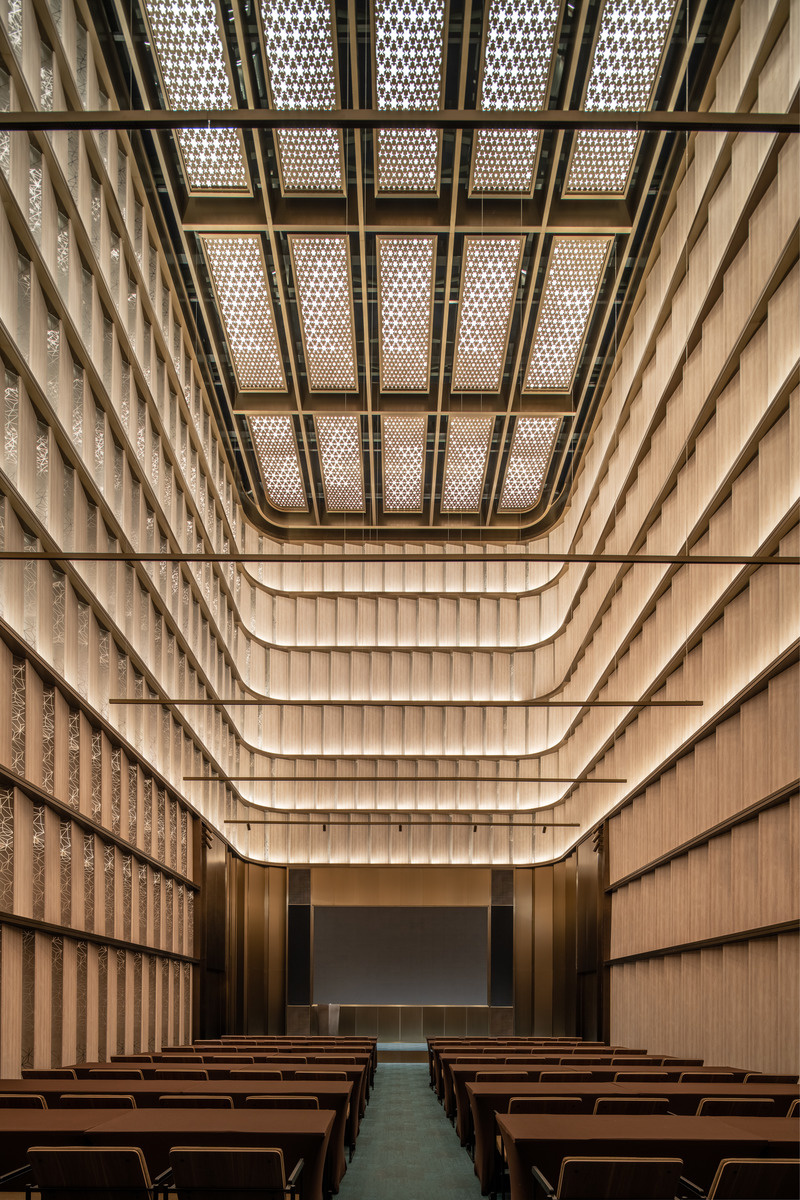 Press kit | 3531-07 - Press release | Crystal Orange Hotel Shanghai Pudong Lujiazui - Vermilion Zhou Design Group - Commercial Interior Design - The atrium of the original building in the west wing was transformed into a new conference room. - Photo credit: Jian Quan Wu 