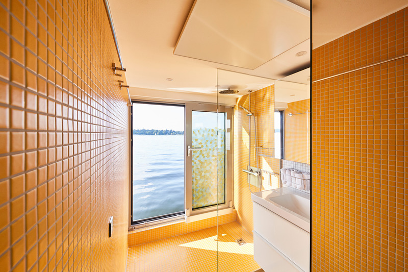 Dossier de presse | 5714-04 - Communiqué de presse | Solar + Design = Tiny Home on the Water - Crossboundaries - Produit - Crédit photo :  Johanna Link  