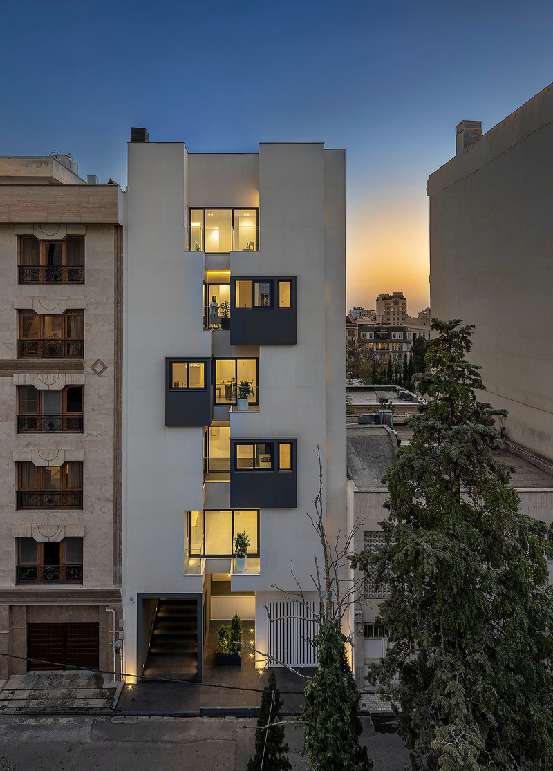 Dossier de presse | 6573-01 - Communiqué de presse | VOID+ - Studio Pousti - Architecture résidentielle - <p><span></span>An intimate void strategically carved in to the north façade, in an attempt to engage the building with its periphery.</p> - Crédit photo :  Parham Taghioff_Persia Photography center 