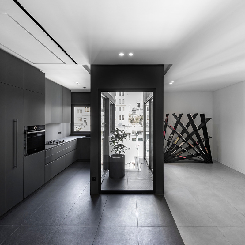 Dossier de presse | 6573-01 - Communiqué de presse | VOID+ - Studio Pousti - Architecture résidentielle - The juxtaposed volumes of the void offer playfulness through shifting perspectives and views, allowing the interior and exterior boundaries to be experienced simultaneously. - Crédit photo : Parham Taghioff_Persia Photography center
