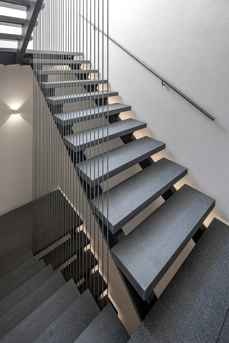 Dossier de presse | 6573-01 - Communiqué de presse | VOID+ - Studio Pousti - Architecture résidentielle -  There are two units on each floor; therefore, noise and privacy become driving forces in the positioning of a rectangular stairwell which acts as a buffer to prevent sound and direct visual contact between the units.   - Crédit photo : Parham Taghioff_Persia Photography center