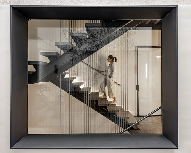 Dossier de presse | 6573-01 - Communiqué de presse | VOID+ - Studio Pousti - Architecture résidentielle -  Stair case. Material for the stairs is flamed Persian black granite. - Crédit photo : Parham Taghioff_Persia Photography center