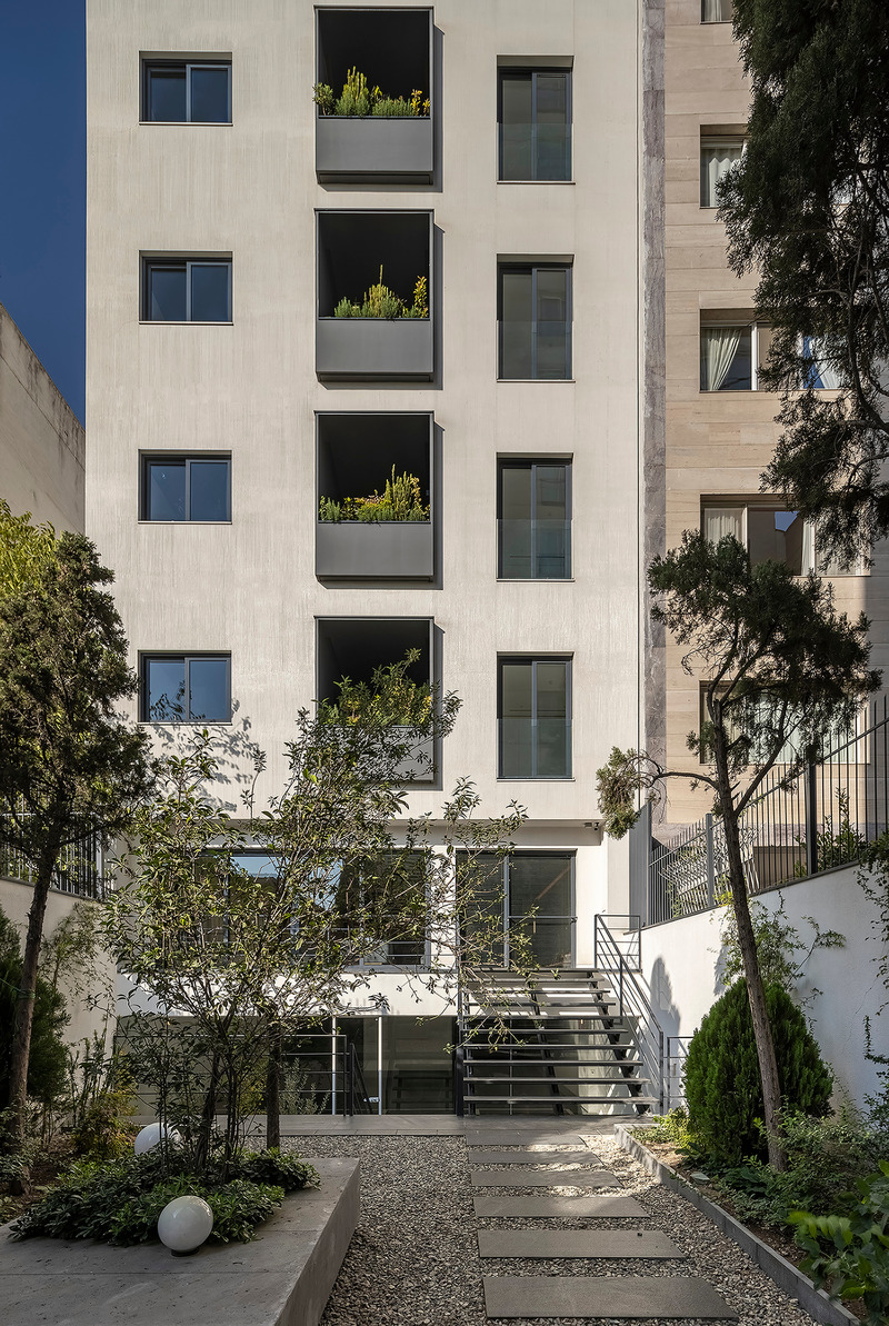 Dossier de presse | 6573-01 - Communiqué de presse | VOID+ - Studio Pousti - Architecture résidentielle - The south Façade is an inverted image of the North façade. It is designed to offer maximum exposure to the garden and south facing light from within its interior spaces. - Crédit photo : Parham Taghioff_Persia Photography center