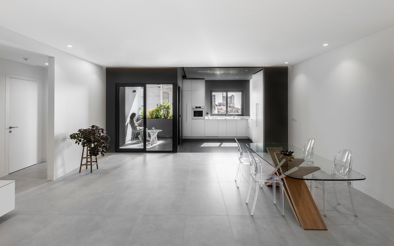 Dossier de presse | 6573-01 - Communiqué de presse | VOID+ - Studio Pousti - Architecture résidentielle -  In the South units, the floors are unrestricted spans creating flexibility in circulation and drawing light deep in to the space.  - Crédit photo : Parham Taghioff_Persia Photography center