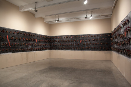 Press kit | 701-06 - Press release | Ghada Amer, Valérie Blass and Wangechi Mutu exhibitions at the MAC - Musée d'art contemporain de Montréal (MAC) - Event + Exhibition - Wangechi Mutuwangechi-mutu-bgg10_install_22_wm023_eWangechi MutuMoth Girls, 2010.Installation telle que présentée du 30 octobre au 18 décembre 2010 à la Gladstone Gallery, New York, lors de l’exposition Hunt Bury FleeCéramique, cuir, plume, papier et lavisDimensions variablesCollection Musée d’art contemporain de Montréal  - Photo credit: David RegenCopyright Wangechi MutuAvec l’aimable permission de la Gladstone Gallery, New York