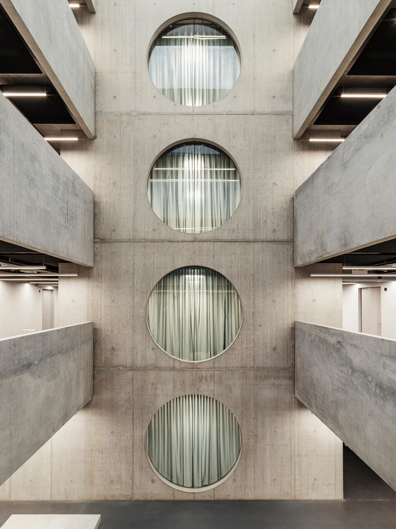 Dossier de presse | 6570-01 - Communiqué de presse | Criminal Investigation Department, City of Zurich - Penzel Valier - Architecture institutionnelle - Meeting rooms conected to the atrium<br style=""> - Crédit photo : Bruno Augsburger<br style="">