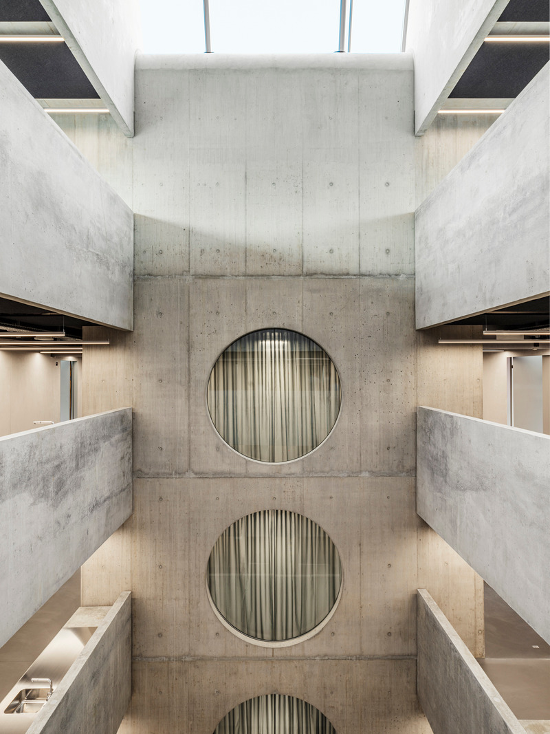 Dossier de presse | 6570-01 - Communiqué de presse | Criminal Investigation Department, City of Zurich - Penzel Valier - Architecture institutionnelle - Meeting rooms conected to the atrium<br> - Crédit photo : Bruno Augsburger<br style="">